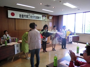 退任される方へ花束贈呈